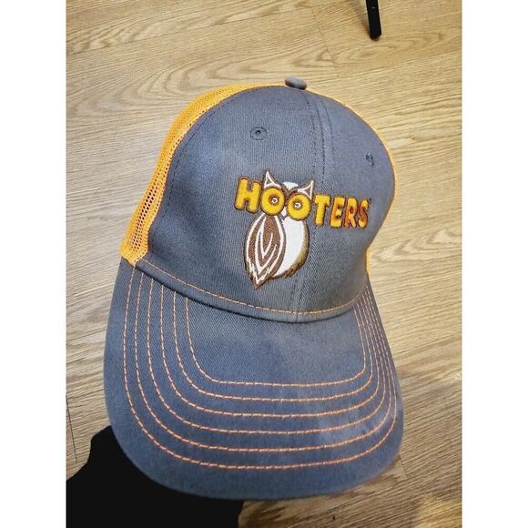 Hooters Restaurant Snapback Mesh Trucker Hat - Picture 1 of 5